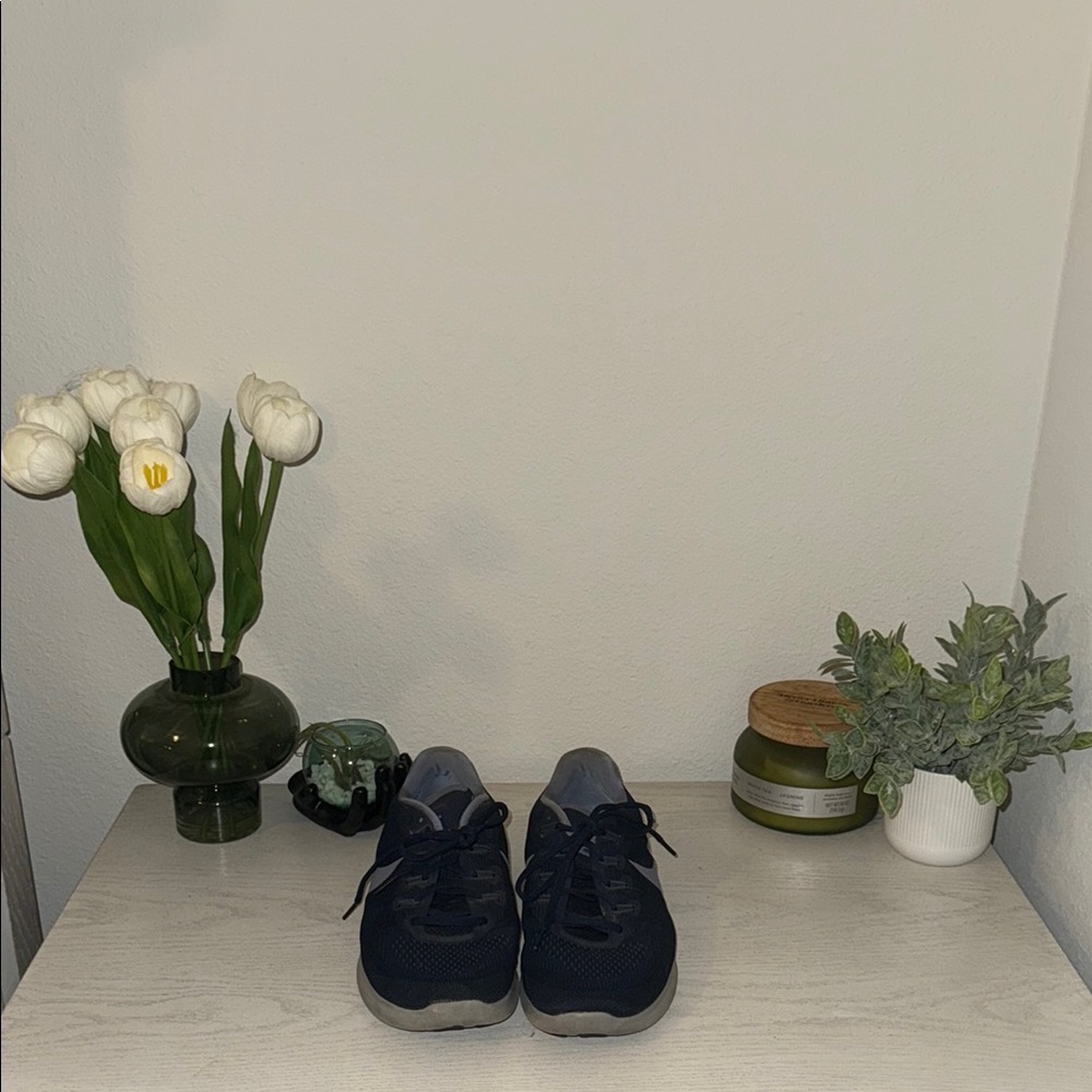 W 11/M 9.5 Navy Nike Free RN sneakers women’s size 11 men’s size 9.5